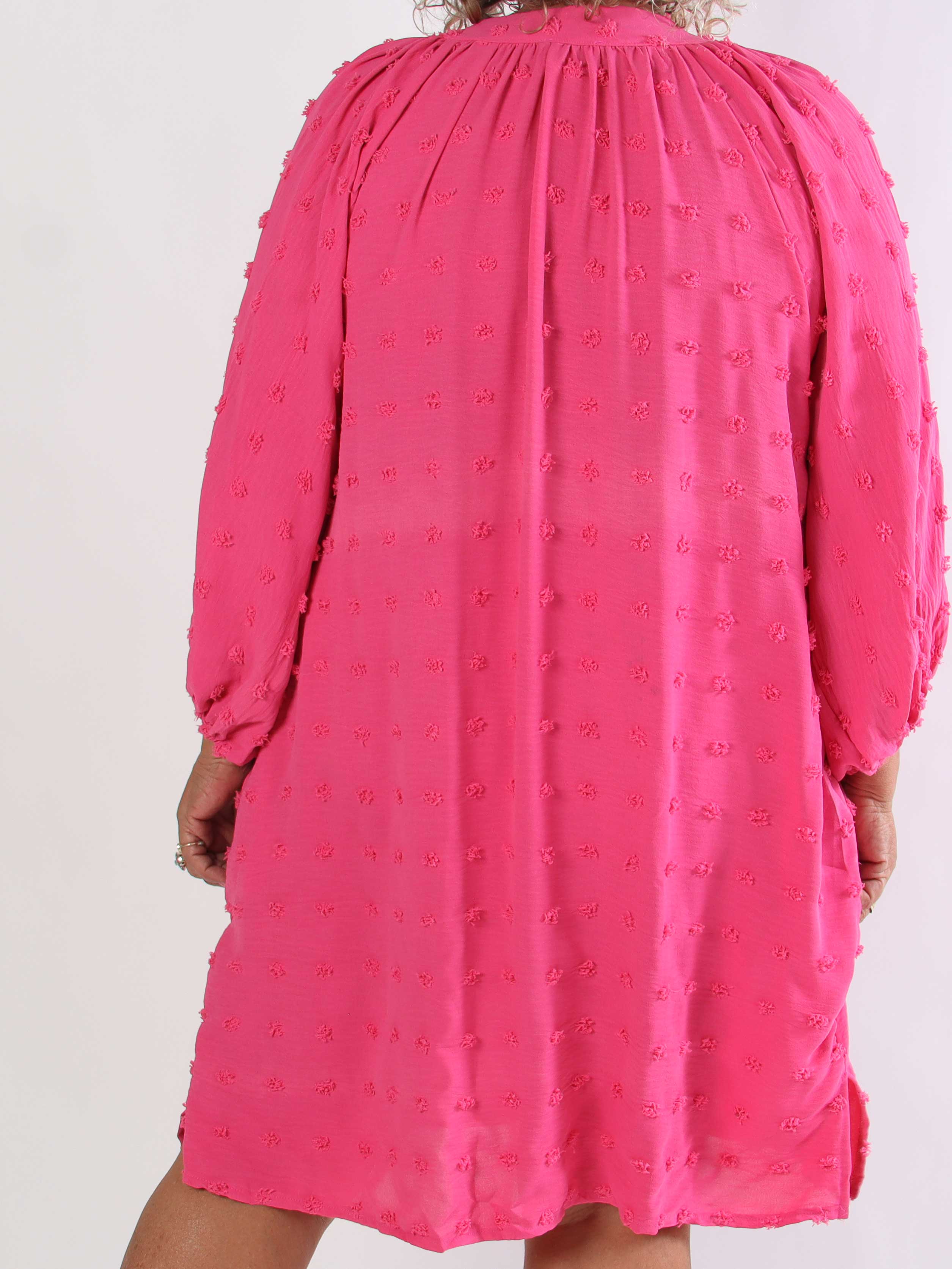 Amidala Romantic - Plus size kjole i viskose med smukke ballonærmer og prikket detaljer